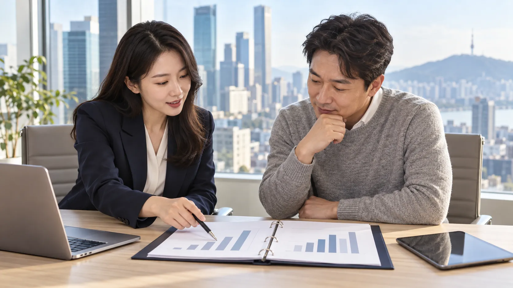 기업심사관이 대표와 정책자금 준비 자료를 함께 검토하는 모습